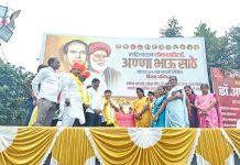 पिंकीताई मोरे युवा मंचाच्या वतीने बारामतीत लोकशाहीर अण्णाभाऊ साठे यांना अभिवादन; महिला कर्मचाऱ्यांना साड्यांचे वाटप..!