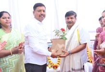 बिरजू मांढरे यांच्या वतीने साहित्यरत्न,लोकशाहीर अण्णाभाऊ साठे यांची जयंती साजरी..!